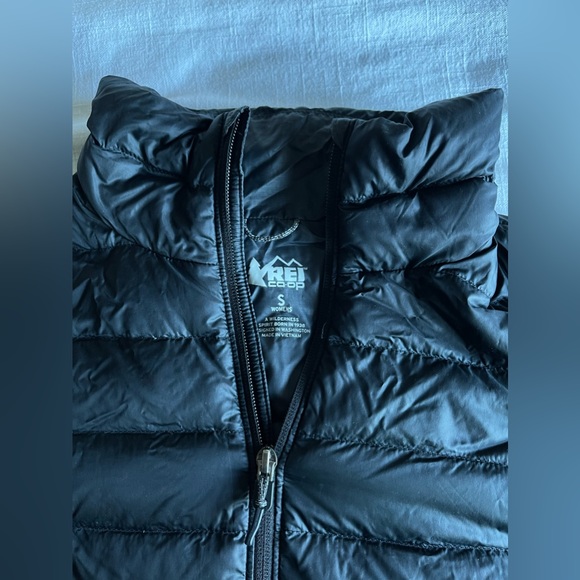 Women’s REI light packable puffer - Picture 2 of 5